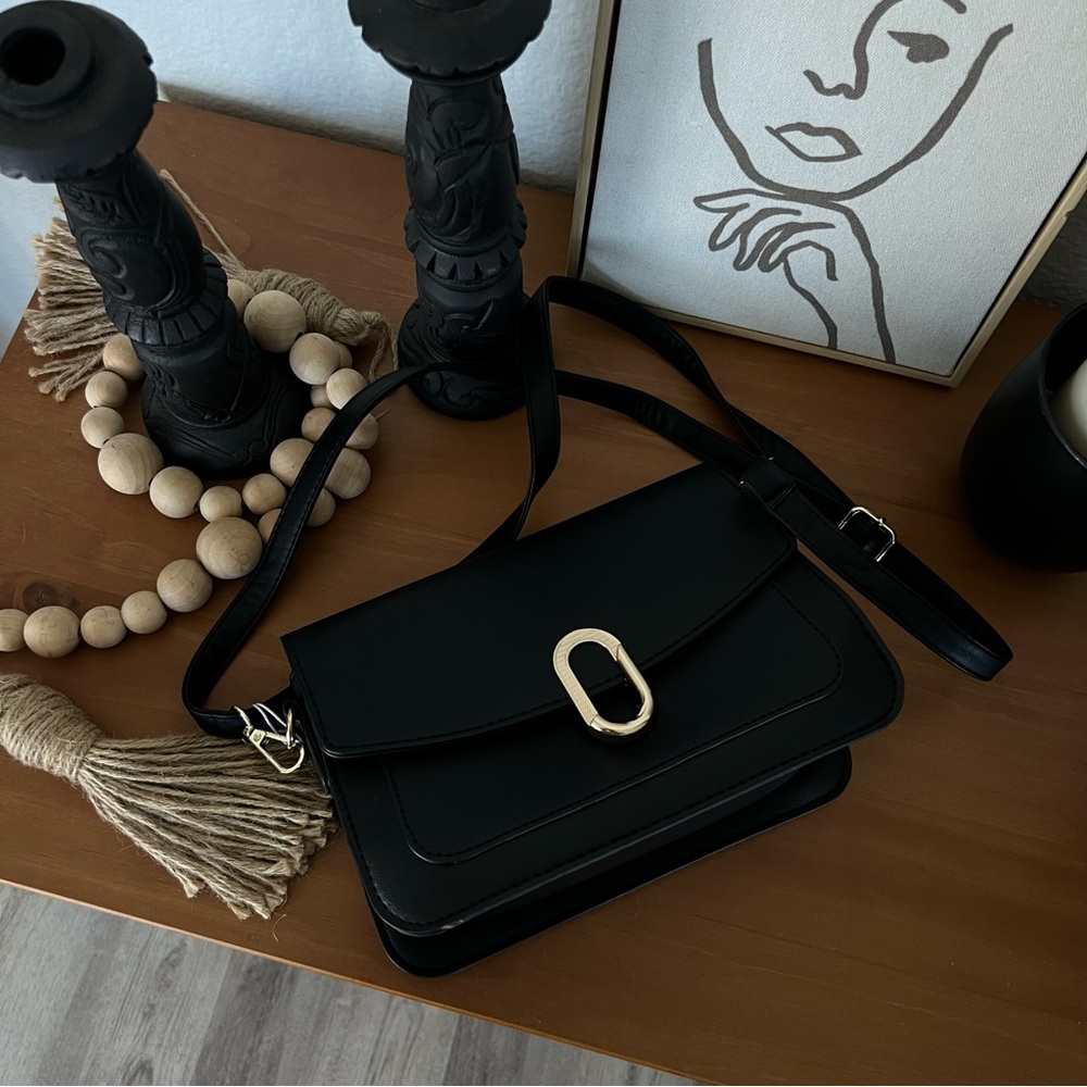 SOLD ❌ Black Luxe Crossbody/Shoulder Bag - Picture 3 of 6